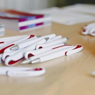 Najbardziej praktyczne gadżety do biura – w co warto zainwestować?