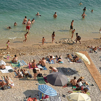 Gadżety reklamowe na lato: jak Twoje logo trafi na plażę, festiwal i piknik firmowy